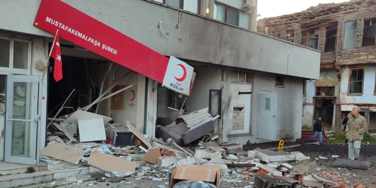 4 katlı otelin kazan dairesinde patlama