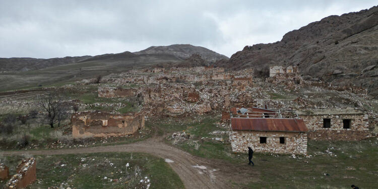 400 yıllık Emirhan köyü, definecilerin hedefi oldu