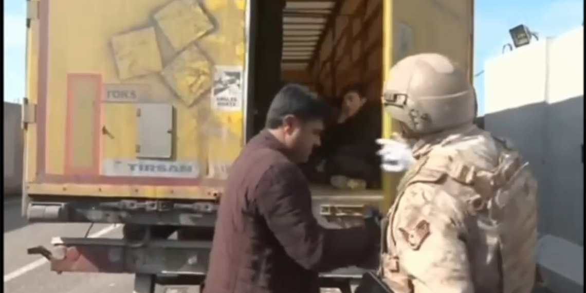 İçişleri Bakanı Ali Yerlikaya, 6 ilde 4 gün süren Kalkan-17 operasyonlarında; 44 göçmen kaçakçılığı organizatörü ve 881 düzensiz göçmenin yakalandığını duyurdu.