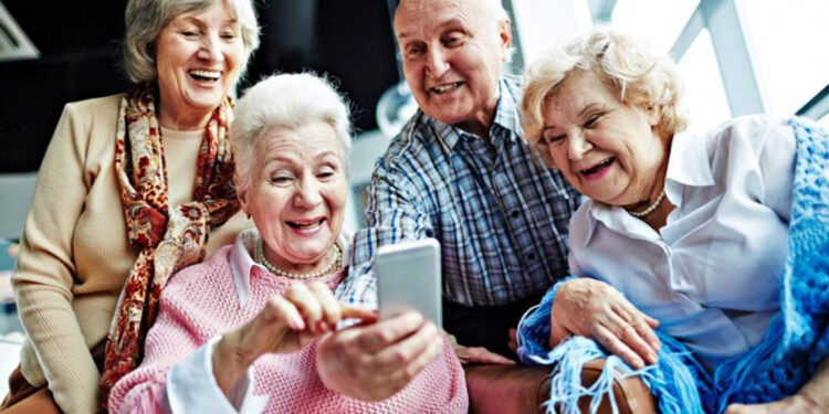 65 yaş ve üstünün yarısı akıllı telefon kullanıyor