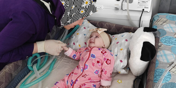 8 makineye bağlı Amine Ravza bebeğin yaşam mücadelesi