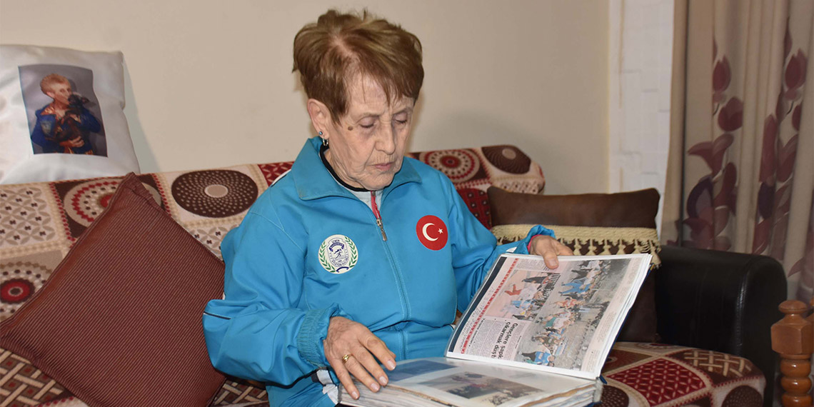 İzmir'de yaşayan ve 1937 yılında Bursa'da dünyaya gelen 87 yaşındaki emekli binbaşı, "Atletizmde 100'ün üzerinde madalyam, 50'ye yakın kupam var" dedi.