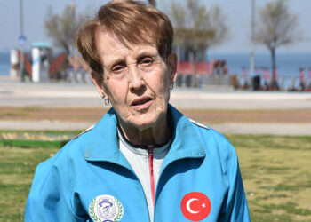 87 yaşındaki emekli binbaşı 50'ye yakın kupa kazandı