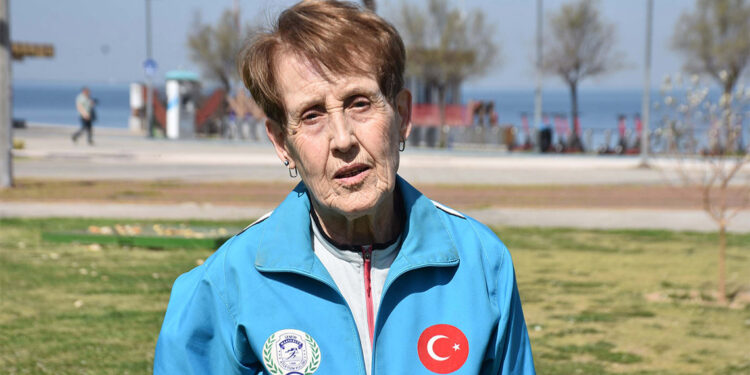 87 yaşındaki emekli binbaşı 50'ye yakın kupa kazandı