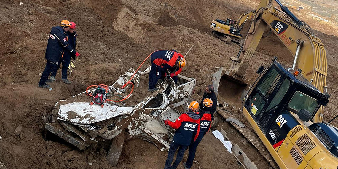 9 kişinin toprak altında kaldığı liç alanında kamyonet bulundu