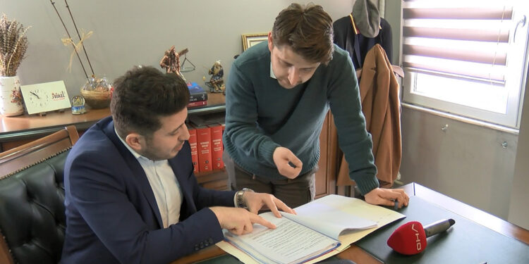 9 yıl müvekkilinin nafakasını alan avukata indirimli ceza