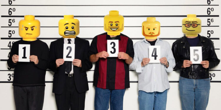 ABD polisi, suçluların fotoğraflarına montajla emoji yerleştirdi