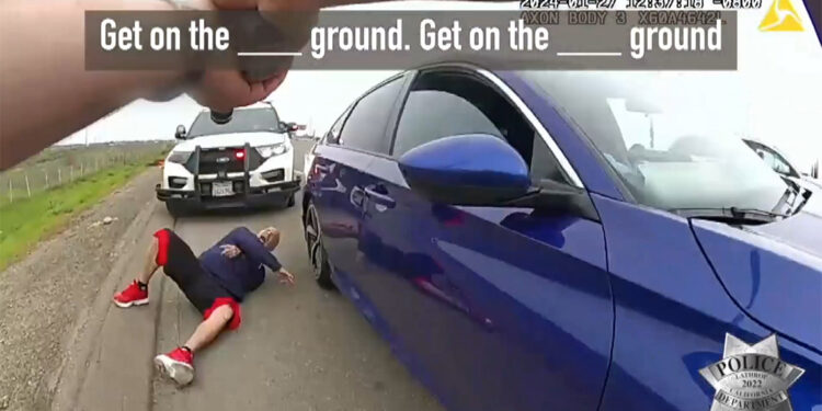 Aile içi şiddet şüphelisi aracın kapısına tutunarak sürüklendi