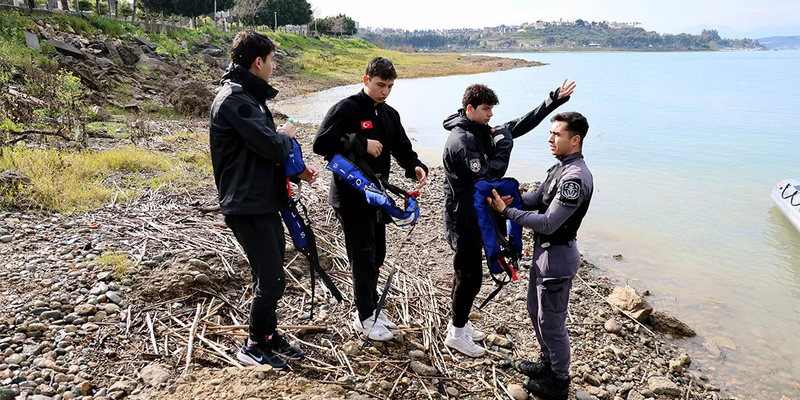 Adana'da deniz bisikleti ile göle açılıp mahsur kalan gençler havanın bozması ile alabora olma tehlikesi geçirince bir adacığa sığındı 3 genç, su altı polisleri tarafından kurtarıldı.