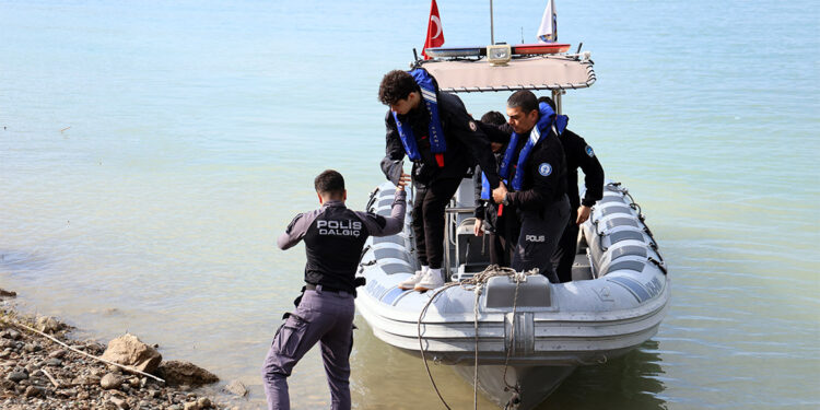 Deniz bisikleti ile göle açılıp mahsur kalan gençler kurtarıldı