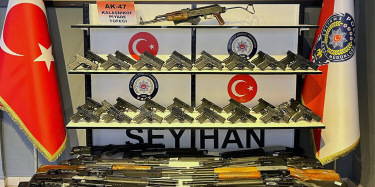 Adana'da 64 ruhsatsız silah ele geçirildi