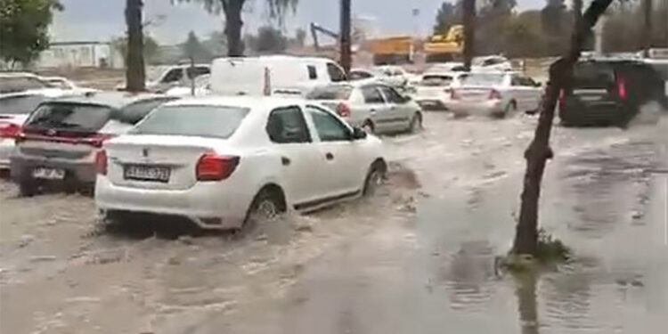 Adana'da etkili olan sağanak zor anlar yaşattı