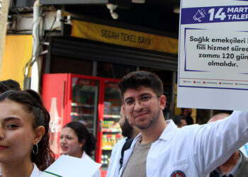 Adana'da çok sayıda sağlık çalışanı 'Beyaz Yürüyüş' düzenledi