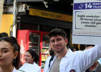 Adana'da çok sayıda sağlık çalışanı 'beyaz yürüyüş' düzenledi