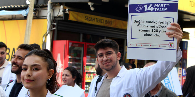 Adana'da çok sayıda sağlık çalışanı 'Beyaz Yürüyüş' düzenledi