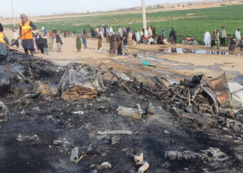 Afganistan'da otobüs yakıt tankerine çarptı; 21 ölü
