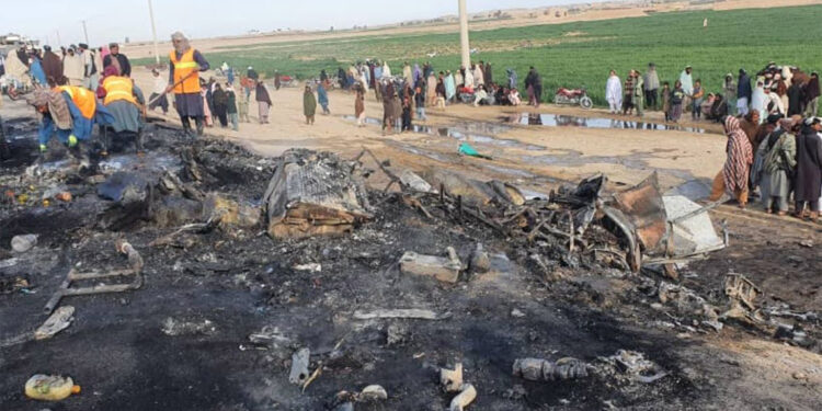 Afganistan'da otobüs yakıt tankerine çarptı; 21 ölü