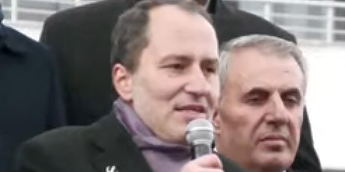 Yeniden Refah Partisi Genel Başkanı Fatih Erbakan, "Para var ama paralar faize gidiyor. Faize, borç faizine gidiyor. İmtiyazlı holdinglere gidiyor ve aynı zamanda da kamudaki israfa gidiyor. Makam konvoyları, makam araçları, makam odaları, protokol masrafları, bunlara gidiyor. Millete para kalmıyor" dedi.