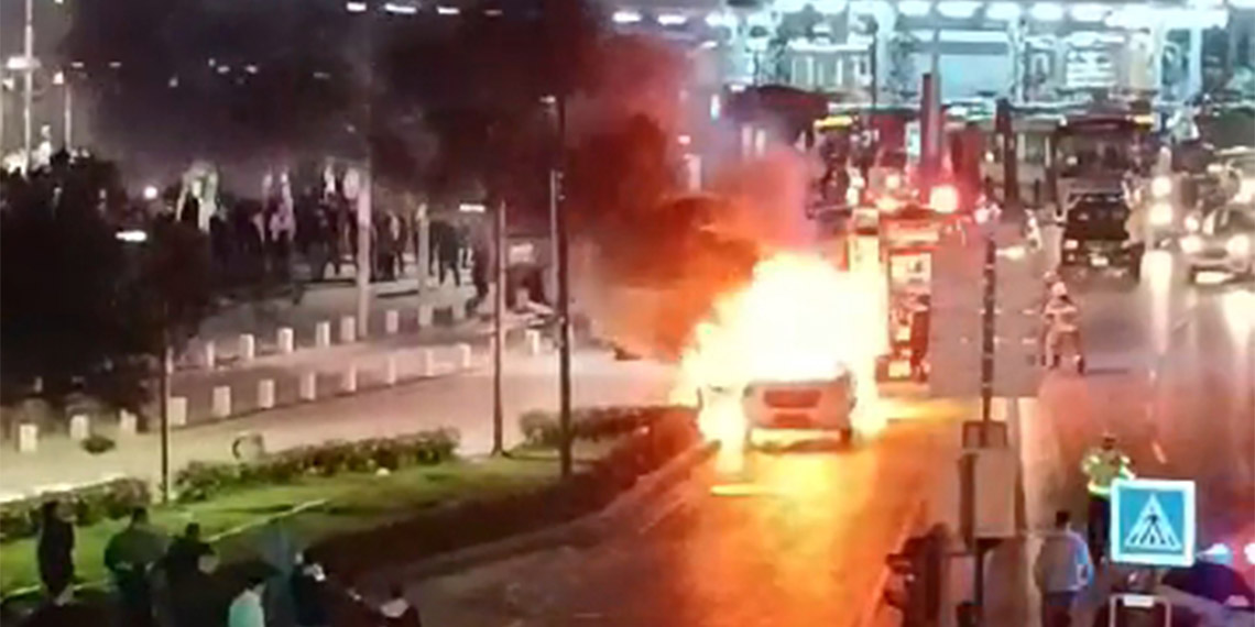 Anadolu Birliği Partisi Bursa Büyükşehir Belediye başkan adayı Atilla Subaşı’nın seçim çalışmaları nedeniyle kullandığı minibüs, park halindeyken alev aldı.