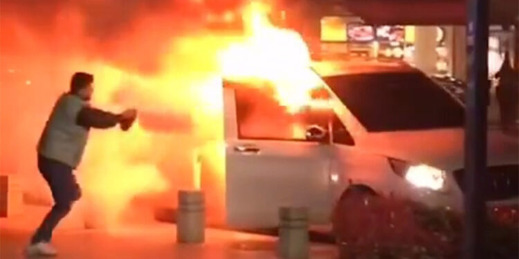 Anadolu Birliği Partisi'nin seçim minibüsü yandı