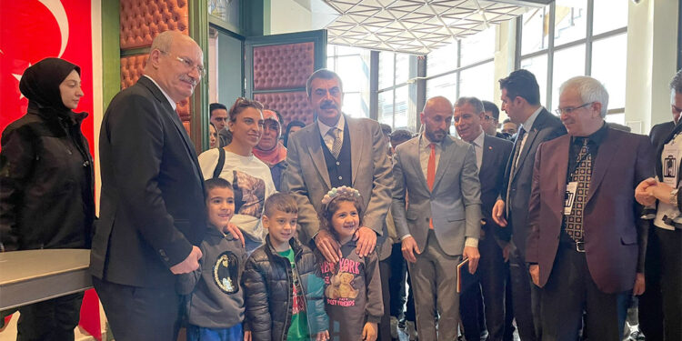 Asli görevimiz vatanımıza sahip çıkacak nesiller yetiştirmek