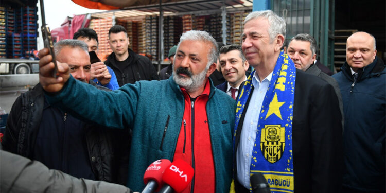 Mansur Yavaş Ankara Büyükşehir Belediyesi Toptancı Hali'ni gezdi