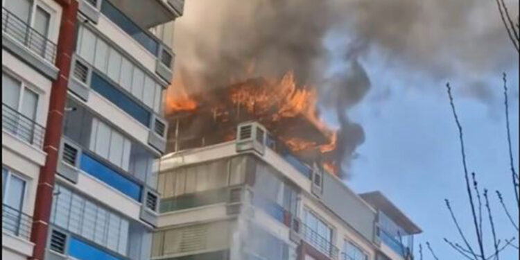 Ankara'da 7 katlı apartmanın teras katında yangın