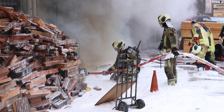 Ankara'da ahşap torna atölyesi cayır cayır yandı