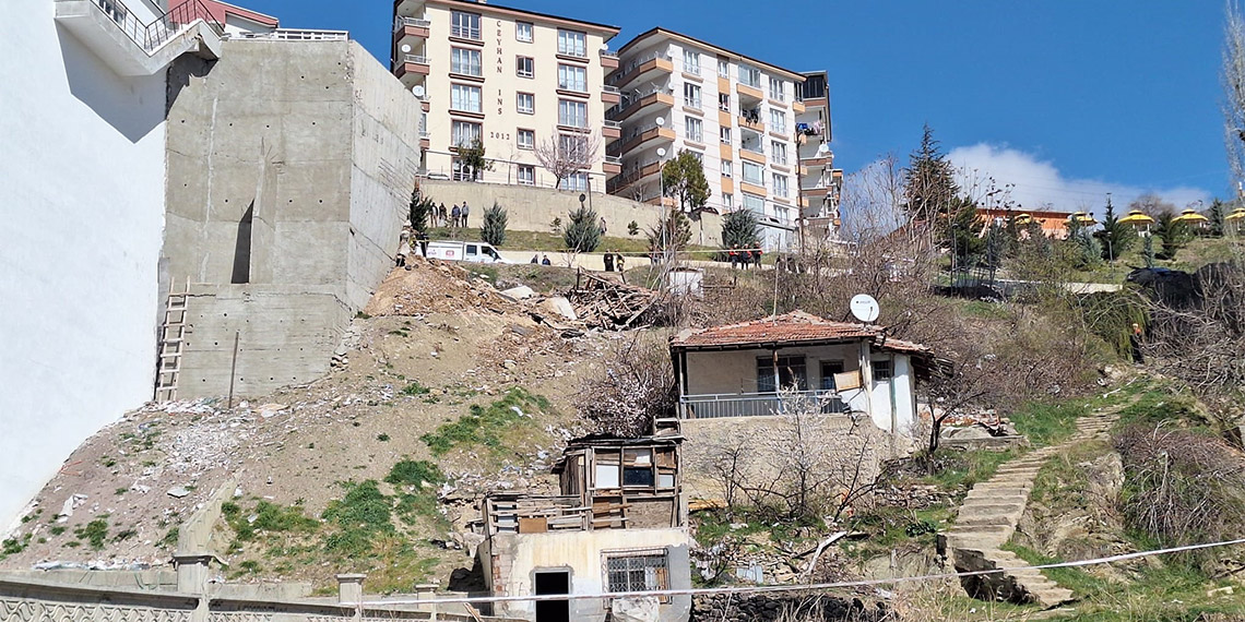 Ankara'da apartmanın istinat duvarı gecekondunun üzerine çöktü. Gecekonduda yaşayan ve sesler nedeniyle dışarı çıkan Ramazan Dağ, olaydan yara almadan kurtuldu.