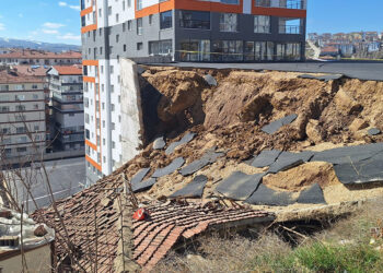 Ankara'da apartmanın istinat duvarı gecekondunun üzerine çöktü
