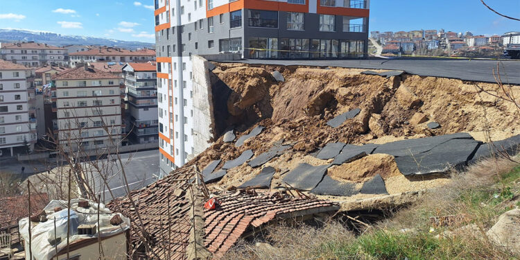 Ankara'da apartmanın istinat duvarı gecekondunun üzerine çöktü