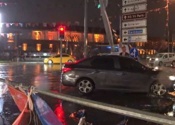 Ankara'da fırtınada aydınlatma direği yola devrildi