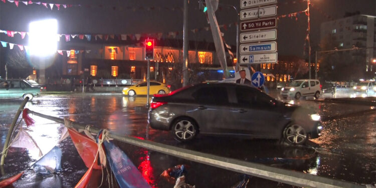 Ankara'da fırtınada aydınlatma direği yola devrildi