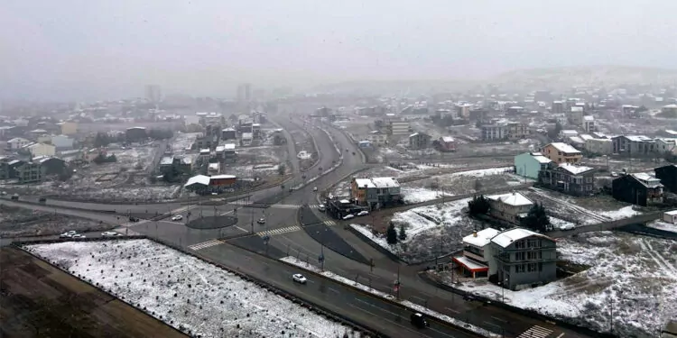 Ankara'da kar yağışı etkili oldu, ulaşım yavaşladı