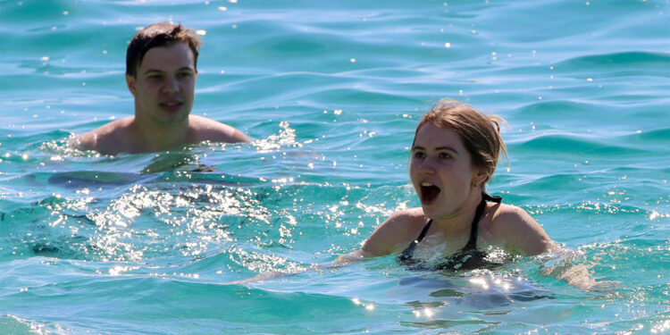 Alanya'da martın ilk günü denize girdiler