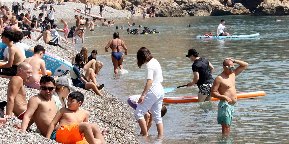 Antalya'da 31 mart 2024 mahalli i̇dareler genel seçimleri için sandık başına giden vatandaşlar oyunu kullanıp konyaaltı sahili'ne gitti.