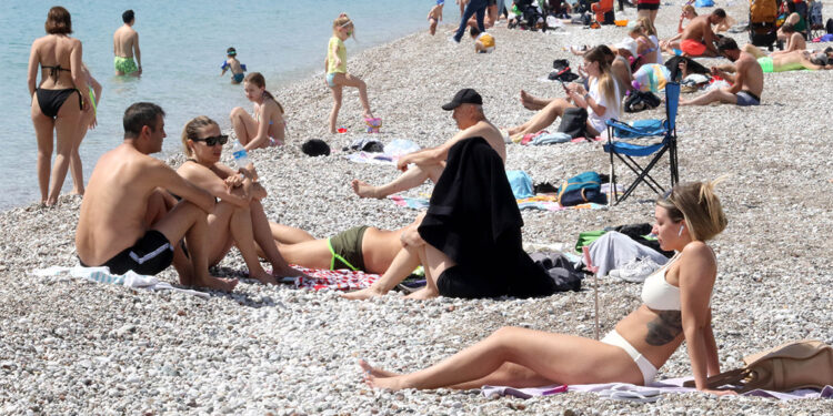 Vatandaşlar oyunu kullanıp Konyaaltı Sahili'ne gitti