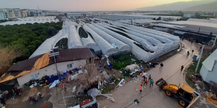 Kumluca ve Demre'de hortum seraları vurdu