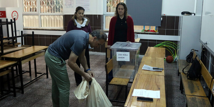 Antalya'da görevliler sandık yemini etti