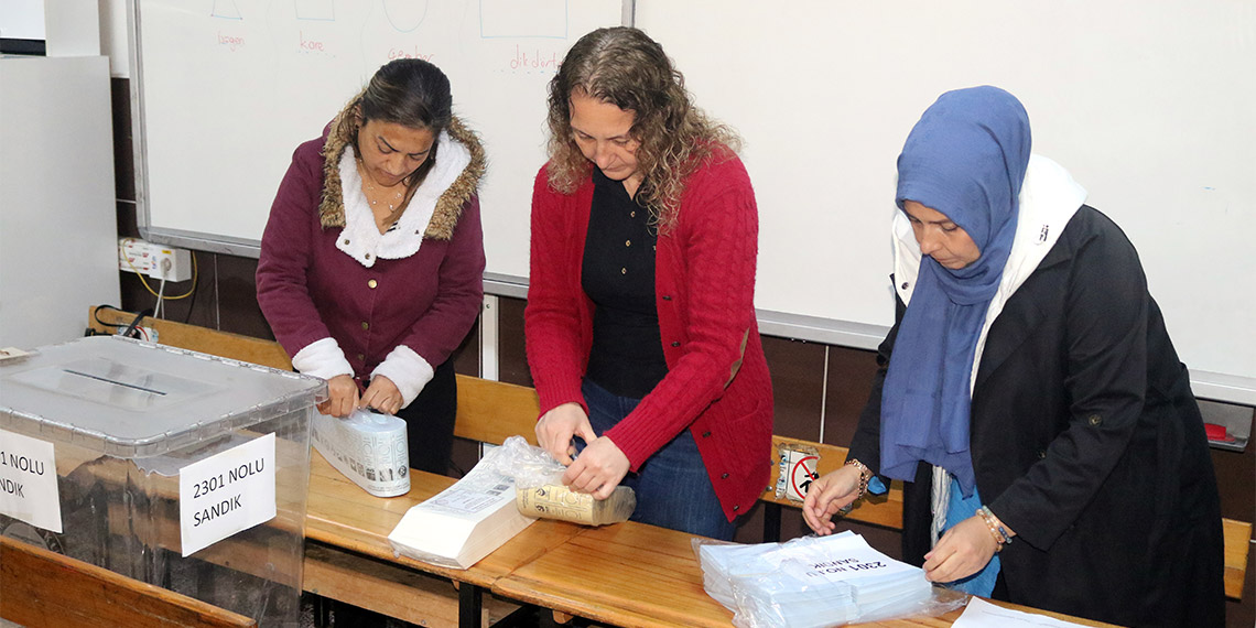 Mahalli İdareler Seçimi için oy verme işlemleri saat 08.00 itibarıyla başlarken, oy kullanma işlemi öncesinde Antalya'da görevliler sandık yemini etti.