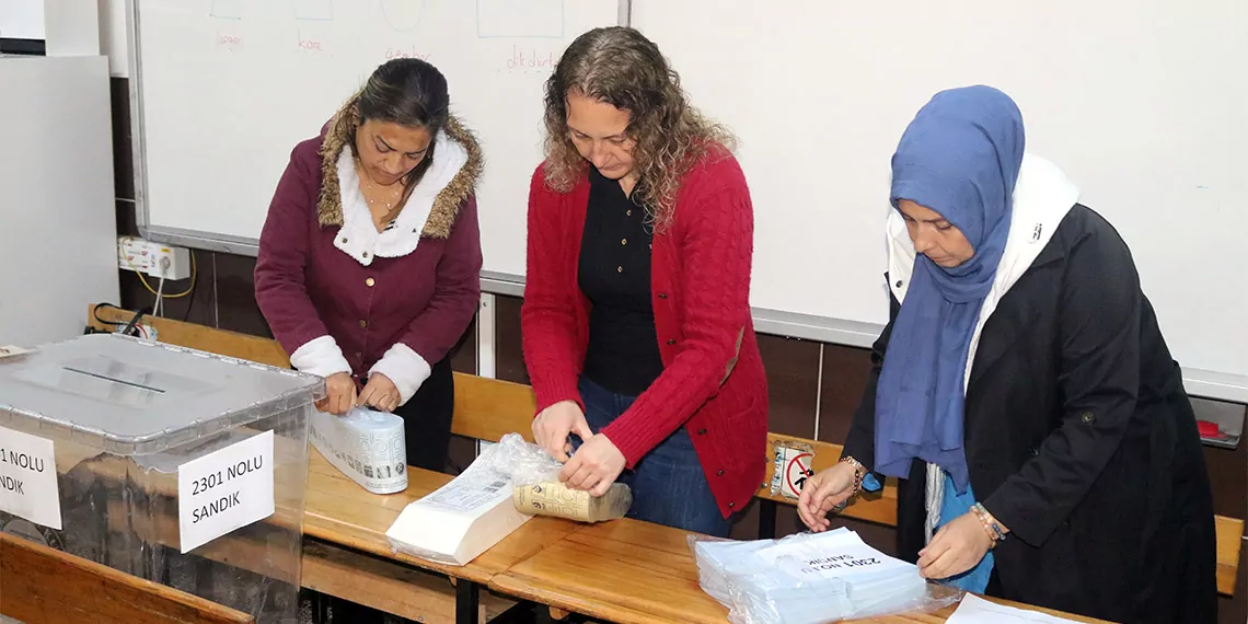 Mahalli i̇dareler seçimi için oy verme işlemleri saat 08. 00 itibarıyla başlarken, oy kullanma işlemi öncesinde antalya'da görevliler sandık yemini etti.