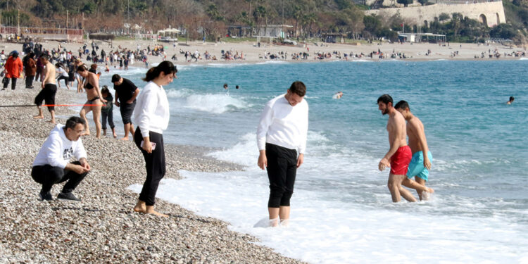 Antalya'da sıcak ve güneşli hava