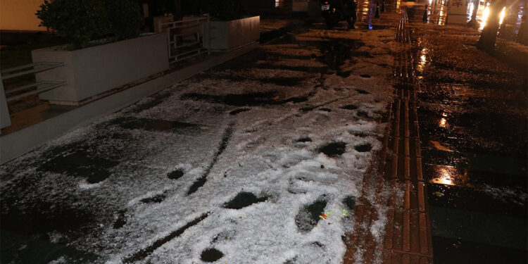 Antalya'da sağanak ile birlikte dolu yağışı