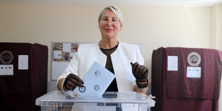 Yerleşik yaşayan yabancılar da oy kullandı