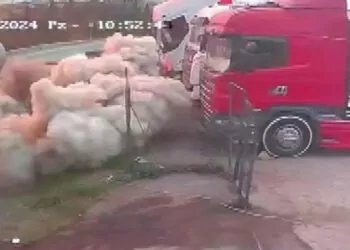 Ataşehir'de yakıt tankerindeki patlama kamerada