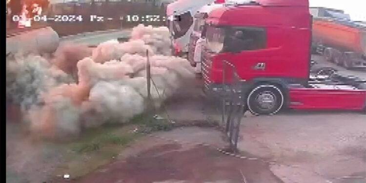 Ataşehir'de yakıt tankerindeki patlama kamerada