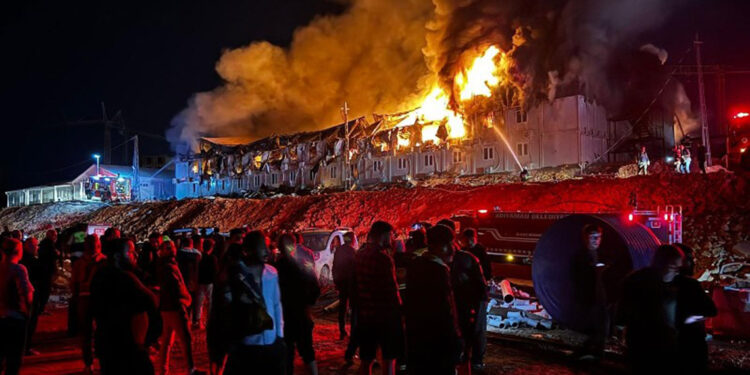Adıyaman'da TOKİ şantiyesindeki konteyner yangını