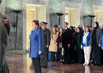 Akşener, İYİ Partili kadınlarla Anıtkabir'i ziyaret etti