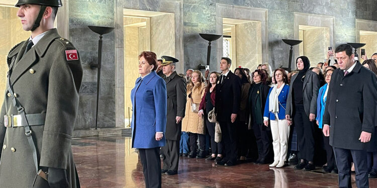 Akşener, İYİ Partili kadınlarla Anıtkabir'i ziyaret etti