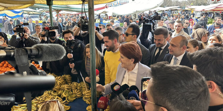 Akşener'den Sincan'da pazarcı esnafını ziyaret etti